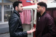 Baris (Metehan Demiröz, l.) bereitet sich darauf vor, sich an Stella heranzuspielen. Rechts Theo (Julius Dombrink)