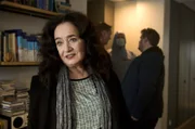 Staatsanwältin Wilhelmine Klemm besucht einen Tatort – Thiels Assistent Mirko Schrader spricht mit den Kolleg*innen von der KTU.