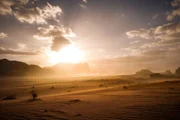 Der Wadi Rum in Jordanien, eine dramatische rote Felswüste, ist bekannt aus "Lawrence von Arabien".