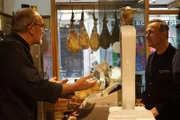 Tim Raue (r.) beim Metzger