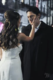 Überrascht Melinda (Jennifer Love Hewitt, l.) mit einer kleinen, sehr romantischen Hochzeitsfeier: Jim (David Conrad)