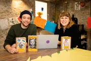 Kinderbuchautorin Valentina erklärt dem Checker Tobi, was eine Schriftstellerin für eine richtig gute Geschichte braucht.
