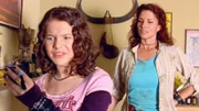 Stevies (Simmone Mackinnon, r.) Tochter Rose (Basia A'Hern) ist ein unerträglicher Teenager und gerade von der Schule geflogen. Kann ihre Mutter sie zur Vernunft bringen?