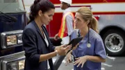 Ein Theatergebäude stürzt ein, viele Tote und Verletzte. Det. Jane Rizzoli (Angie Harmon, l.) und Dr. Maura Isles (Sasha Alexander) überlegen: Unglück oder Pfusch am Bau?