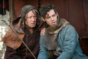 Rob (Tom Payne, re.) bemerkt, dass sein väterlicher Freund, der Bader (Stellan Skarsgård), allmählich sein Augenlicht verliert.