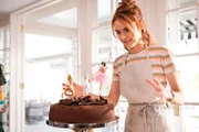Mathilda (Arnijka Larcombe-Weate) bewundert die von ihr selbst gebackene Geburtstagstorte. Sie soll eine Überraschung für ihre beste Freundin Kyra sein.