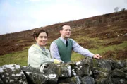 Helen Alderson (Rachel Shenton) und James Herriot (Nicholas Ralph, r).