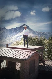 Marty Raney stand oben auf dem Dach