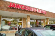 „Jaworski Meats“, eine beliebte traditionelle polnische Metzgerei, die seit 1935 Kunden bedient und sich jetzt in Middleburg Heights am Stadtrand von Cleveland befindet.