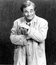 Columbo (Peter Falk), der kultige Inspektor mit Glasauge, Trenchcoat und schräger Körperhaltung, bei seinen Recherchen.