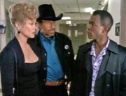 Trivette (Clarence Gilyard, r.) und Alex (Sheree J. Wilson) versuchen Walker (Chuck Norris) von seinen Gewissensbissen zu heilen.
