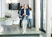 Jannis (Maximilian Scharr) fühlt sich auf seiner eigenen Party sichtlich unwohl.