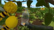 Maja und Willi fürchten sich vor einer Limonadenflasche.