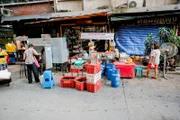 „Krua Porn Lamai“, ein Straßenstand in Bangkok, der für „Pad Kra Pao Gai“ berühmt ist, ist eines von vielen kleinen Restaurants, die nachts auf den Bürgersteigen von Chinatown aus dem Boden schießen.