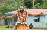 Ed Stafford wird auf der Insel Komo willkommen geheißen, nachdem er 60 Tage auf der unbewohnten Insel Olorua verbracht hat; Motiv aus dem Programm NAKED & MAROONED in Fiji.