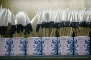 In Asien waren und sind Pinsel traditionell das Schreibwerkzeug der Wahl.