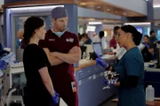 Sarah Ramos als Dr. Caitlin Lenox, Luke Mitchell als Dr. Mitch Ripley, S. Epatha Merkerson als Sharon Goodwin.