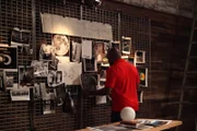 Leland Melvin sieht sich Fotos im Kriegsraum in Washington D.C. an.