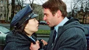 Maja (Anja Reßmer) versucht Hendrik (Ulrich Drewes) zu beruhigen, der ihr völlig aufgelöst gesteht, dass er ohne Führerschein gefahren ist...