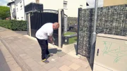 Auf der Baustelle passiert Harald ein Missgeschick.