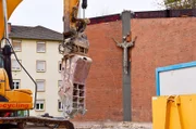 SWR Fernsehen BETRIFFT, Gott ohne Haus? - Wenn die Kirchen verschwinden, Bagger gegen Jesus: Die Heilig-Kreuz-Kirche in Ludwigshafen hat ausgedient.