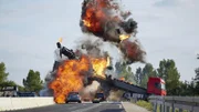 Ein LKW ist in das Stauende gefahren und verursacht eine gewaltige Explosion...