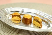 Buckeyes („Kastanien“) sind mit Schokolade überzogene Erdnussbutterbonbons – eine traditionelle Süßigkeit benannt nach dem Staatsbaumes von Ohio. Hergestellt von Malley’s Chocolates im Stadtteil Brook Park in Cleveland.