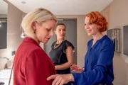 (v.li.): Marlene Neundorfer (Caroline Hochfeiner), Antonia Bruck (Marie Wohlmuth), Pauline Meersburg (Stefanie Dvorak).