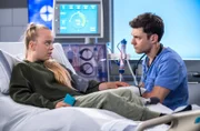 Florian Osterwald (Lion Wasczyk, r.) hört seiner Patientin Kerstin Scholl (Lale Andrä, l.) aufmerksam zu.