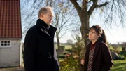Sängerin Margot Trooger (Paula Schramm) gesteht Carl Sievers (Peter Heinrich Brix), dass sie eine Affäre mit Jochen Fröbes Angestelltem und Chormitglied Malte Arent hatte.