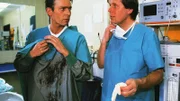 Dr. Jan Winter (Jacques Breuer, li.) versucht Dr. Stefan Frank (Sigmar Solbach) von einer Leber-Transplantation für die Patientin Isabell zu überzeugen.