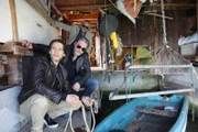 Florian Söllner (Florian Odendahl, l.) erkennt zusammen mit Major Carl Ribarski (Stefan Jürgens, M.) und Oberstleutnant Helmuth Nowak, r.) am Knoten, dass sein Boot von jemandem benutzt wurde.
