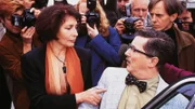 Eine hämische Presse stürzt sich wegen der gefälschten Sissi-Briefe auf Katharina von Preiss (Christine Wodetzky, li.). Da kommt Gregor Wünsche (Santiago Ziesmer), Ilses Freund, gerade richtig.