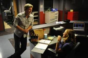 Jim (Matt Passmore) hat die lange Fahrt von Palm Glade auf sich genommen, um Callie (Kiele Sanchez) zu besuchen und ihr Gesellschaft bei der Nachtschicht zu leisten.