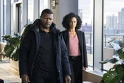 Ray Cannon (Edwin Hodge, l.); Sheryll Barnes (Roxy Sternberg, r.)
