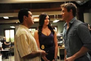 Jennifer (Taylor Cole) ist fassungslos, als Jim (Matt Passmore, r.) Carlos (Carlos Gímez) und ihr erzählt, dass er einen Fahndungsaufruf rausgegeben hat, weil sein Lieblings-Imbisswagen nicht am gewohnten Platz steht.