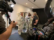 Chad Jenkins und Leland Melvin, letzte Vorbereitungen vor dem Experiment im Carnegie-Institut.