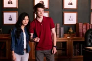 Kyra (Kimie Tsukakoshi, l.) und Darra (Julian Cullen, r.) hören gespannt zu, was ihnen Apinya über den "Tempel des purpurnen Lotus" und ihre eigene Mission zu erzählen hat.