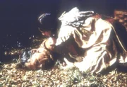 Jenny (Shannen Doherty, r.) ist verzweifelt, ihr Vater Royal (Nicholas Pryor, l.) ist völlig erschöpft zusammengebrochen.