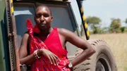 Joseph Saruni ist Guide, Mitarbeiter der Koiyaki Guiding School und besitzt als einer der wenigen Menschen der Massai Mara ein eigenes Auto.