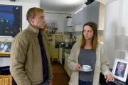 Peter Kniesbeck (André M. Hennicke) sucht den Kontakt zu seiner Tochter Laureen (Sarina Radomski). Beide hatten 30 Jahre lang, während der Haftzeit von Kniesbeck, keinen Kontakt.