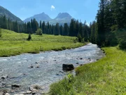 Landschaftsbild mit Spullerbach während ServusTV's "Heimatleuchten - Klostertal" in Lech, Vorarlberg, Österreich am 25. Juli 2024