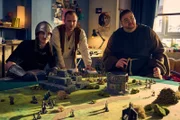 Tüffi (Daniel Zillmann,r.) spielt gemeinsam mit seinen Freunden Bennie (Cedric Sprick-Benz, l.) und Hauke (Fabian Baecker, M.) ein Fantasyspiel.