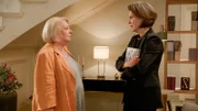 Gisela (Martina Eitner-Acheampong l.) tröstet ihre Freundin Victoria (Caroline Schreiber r.), nachdem sich ihre Enkelin von ihr abgewendet hat.