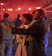 Athena Grant (Angela Bassett, l.); Rockmond Dunbar (Michael Grant, r.)