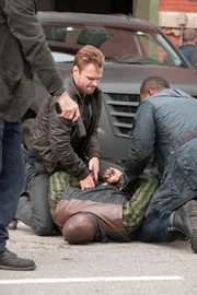 2.v.l.: Adam Ruzek (Patrick John Flueger), unbekannter Darsteller (am Boden), Kevin Atwater (Laroyce Hawkins, Rückansicht)
