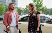 SENDER: ARD - SENDETITEL: In aller Freundschaft Folge 828 - UNTERTITEL:  Zukunftsklänge - CAPTION:  ARD/MDR IN ALLER FREUNDSCHAFT FOLGE 828, "Zukunftsklänge", am Dienstag (09.10.18) um 21:00 Uhr im ERSTEN..Der Musikmanager (Neo Kaliske) ist mit dem Auftritt der Band von Sarah Marquardts (Alexa Maria Surholt) Sohn recht zufrieden, will aber nicht die ganze Band unter Vertrag nehmen. Grund genug für Sarah, ihm gehörig die Meinung zu sagen..© MDR/Saxonia Media/Sebastian Kiss, honorarfrei - Verwendung gemäß der AGB im engen inhaltlichen, redaktionellen Zusammenhang mit genannter MDR-Sendung bei Nennung "Bild: MDR/Saxonia Media/Sebastian Kiss" (S2+). MDR/HA Kommunikation, 04360 Leipzig, Tel: (0341) 300 6477 oder - 6463