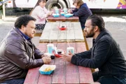 (v.li.): Adrian Martinez (Tookie Alvarez), Jake Johnson (Grey McConnell).