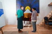 v.li.: Moderatorin Nicole Freudiger besucht die Künstlerin Sonam Brauen in ihrem Atelier in Goms. Dort erfährt sie warum Sonams Kunst politisch ist.