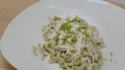 Brennnesseltagliatelle mit Bärlauchsalz in Spargel-Speck-Soße.